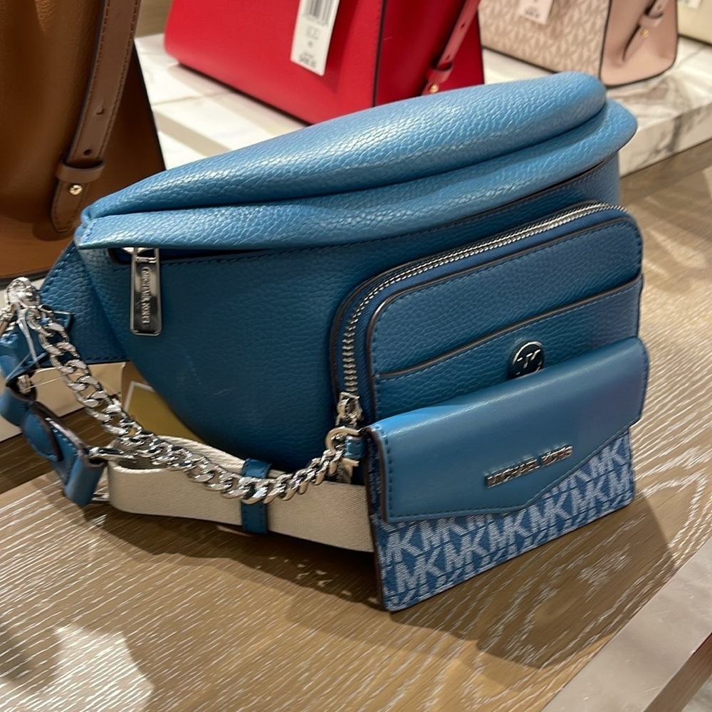 MICHAEL KORS
Maisie Large Pebbled Leather 2-in-1 Sling Pack
Teal
NWT